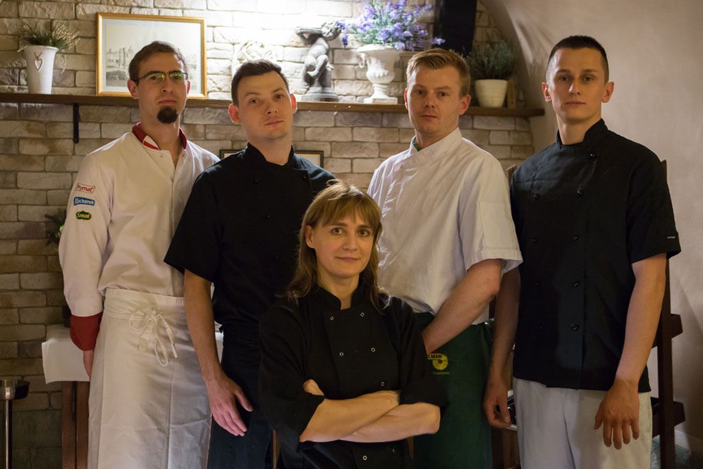Iwona Baruk, właścicielka i szef kuchni restauracji Atrium ze swoją załogą. 