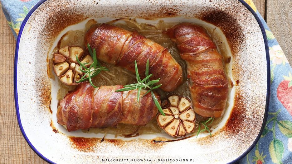 Zapiekana biała kiełbasa w boczku z winem lub piwem