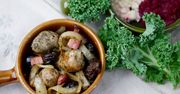 Biała kiełbasa pieczona ze śliwkami