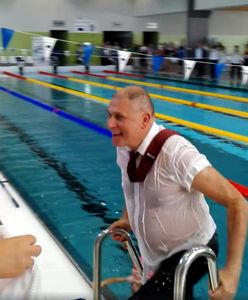 Zamknięto nowy basen zaraz po otwarciu. Burmistrz wykorzystał "okazję" i wskoczył do wody