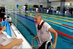 Zamknięto nowy basen zaraz po otwarciu. Burmistrz wykorzystał "okazję" i wskoczył do wody