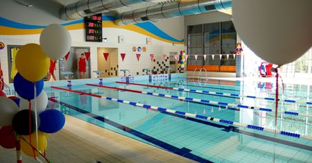 Otwarto basen sportowy z regulowanym dnem