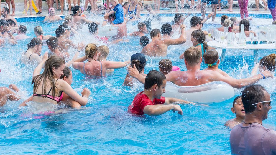 Pasożyty cryptosporidium parvum mają wysoką tolerancję na chlor i mogą przetrwać w prawidłowo czyszczonym basenie nawet tydzień