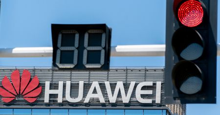 Huawei nielegalny w USA. Senat zakazuje kupna chińskiego sprzętu sieciowego