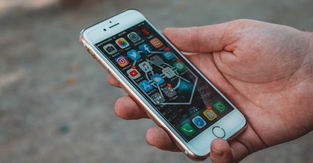 iOS 12.2 m.in. z obsługą AirPods 2 i... dodatkiem dla kłamczuszków z AT&T