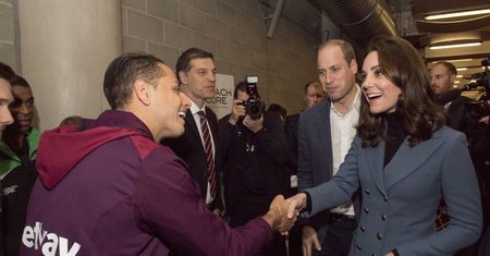 Kate, William i Harry na spotkaniu z trenerami. Dostali mały strój piłkarski dla nowego "royal baby" (ZDJĘCIA)