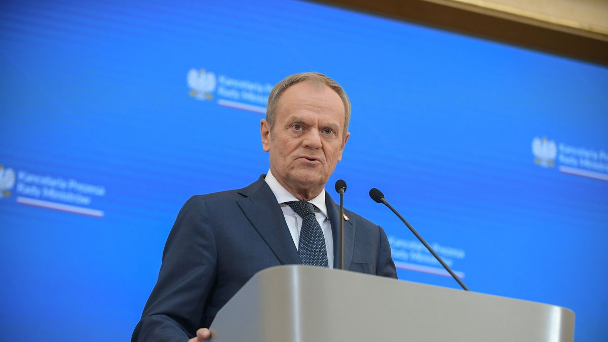 Warszawa, 16.04.2024. Premier Donald Tusk podczas konferencji prasowej po posiedzeniu rządu w siedzibie KPRM w Warszawie, 16 bm. (amb) PAP/Marcin Obara