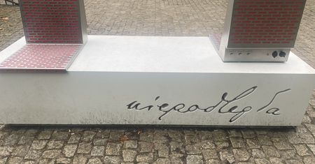 Tak wyglądają ławki niepodległości Błaszczaka. Brud i bełkot z głośników