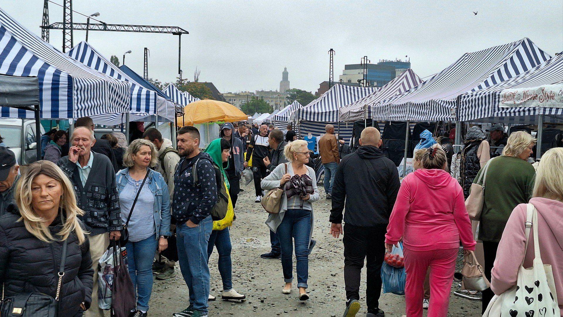 Targowisko co niedzielę odwiedza kilkanaście tysięcy osób. Czasami uznawane jest wręcz za wizytówkę Wrocławia.