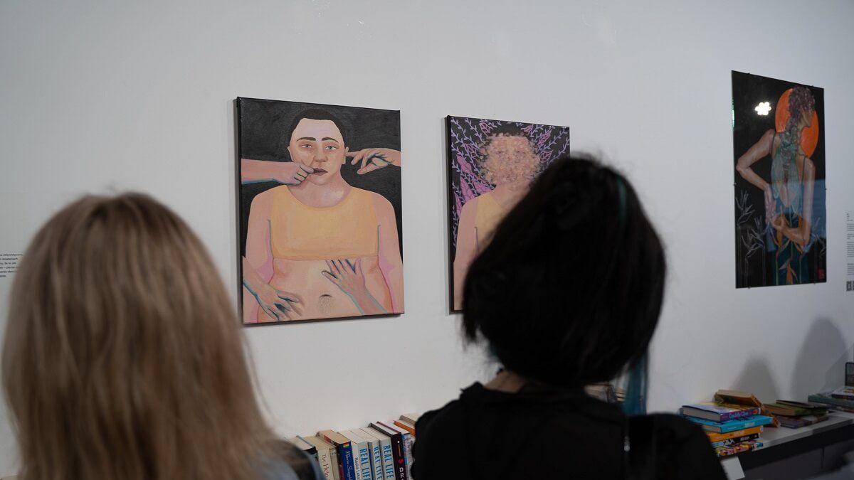 Widok z wystawy „Nie wymyślaj, jeszcze Ci się odwidzi”, Biblioteka Azyl, 2023,