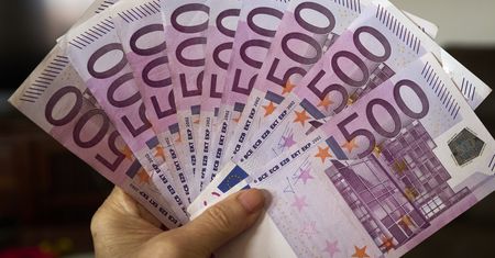 Sprzątali dom, znaleźli 600 tys. euro. Chcieli 100 tys. euro nagrody