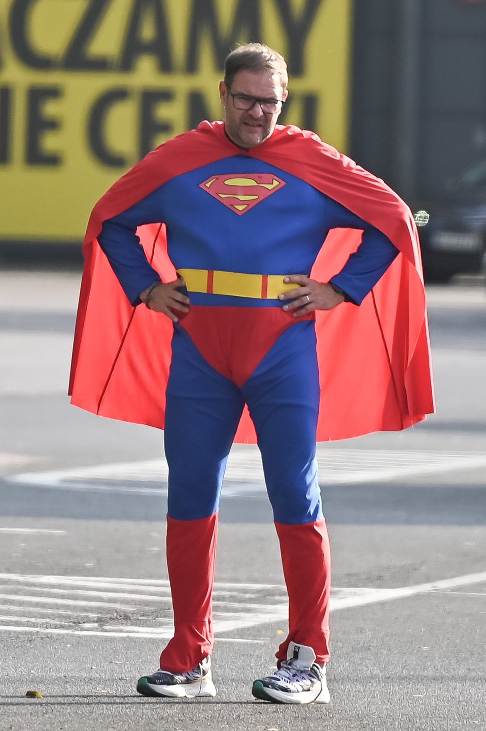 Tomasz Karolak paraduje w kostiumie Supermana