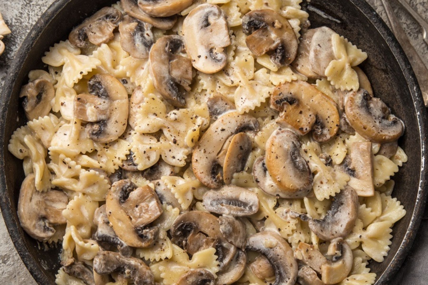 Obłędnie kremowy sos i chrupiące pieczarki. Ten tani przepis na obiad zawsze wychodzi