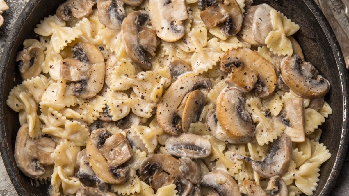 Makaron z sosem pieczarkowym