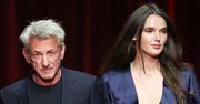 Ponury Sean Penn kroczy po czerwonym dywanie z 30-letnią ukochaną. Modelka jest młodsza od jego córki...