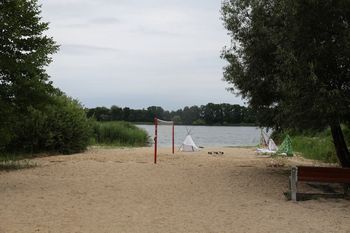 Plaża w Rybitwach. Spokojny zakątek nad Jeziorem Lednickim