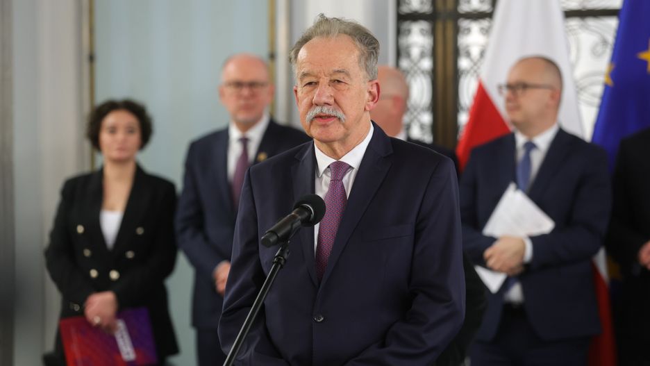 Wojciech Hermeli�ski
Warszawa, 04.03.2024. S�dzia TK w stanie spoczynku Wojciech Hermeli�ski (C) podczas konferencji prasowej nt. proponowanych rozwi�za� prawnych dotycz�cych Trybuna�u Konstytucyjnego, 4 bm. w Sejmie w Warszawie. (ad) PAP/Rafa� Guz
Rafa� Guz
konferencja, konstytucja, marsza�ek sejmu, prasowa, prawo, Sejm, Trybuna� Konstytucyjny, Trybuna�u Konstytucyjnego, konstytucyjny, kryzys, naprawa, planowane, reforma, reforma TK, rozwi�zania prawce, s�downictwa, s�downictwo, Trubuna�u Konstytucyjnego, zmiany