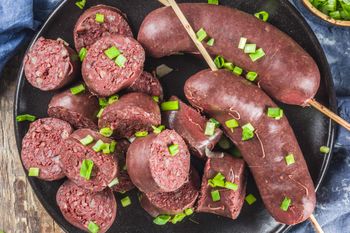 Owijam boczkiem i nadziewam na patyki. Kaszanka w takiej formie to hit grillowania