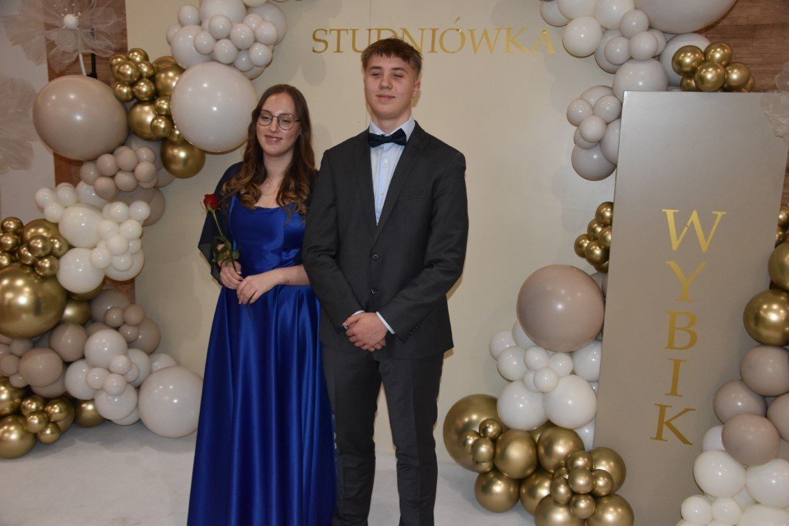 Granat - mocnym trendem studniówkowych kreacji