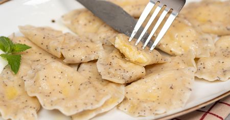 Przepis dnia na piegowate pierogi z serem i jabłkiem. Inne wersje przestaną się liczyć