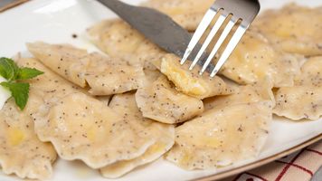 Przepis dnia na piegowate pierogi z serem i jabłkiem. Inne wersje przestaną się liczyć