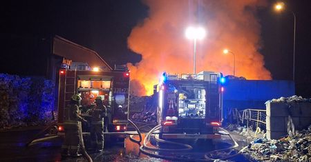 Pożar składowiska odpadów w Bełżycach. Sytuacja opanowana, ale akcja strażaków wciąż trwa. Dogaszanie może zająć nawet dwa dni