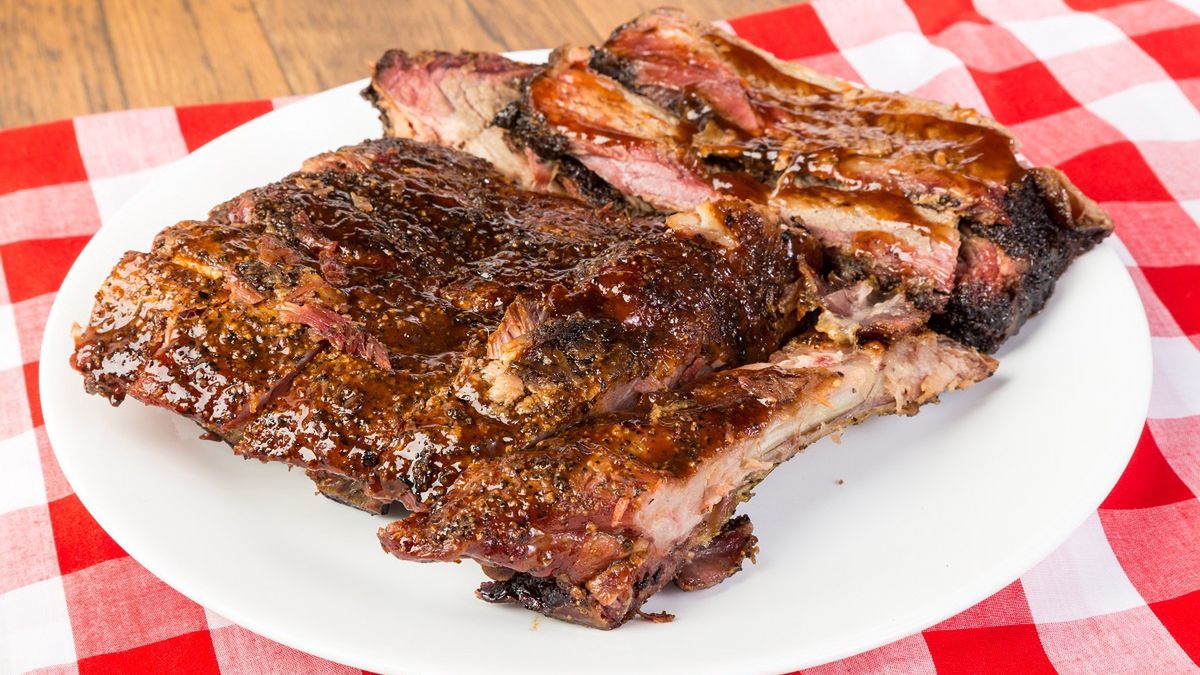 Żeberka z grilla będą aromatyczne i soczyste. Tylko wcześniej odpowiednio je zamarynuj
