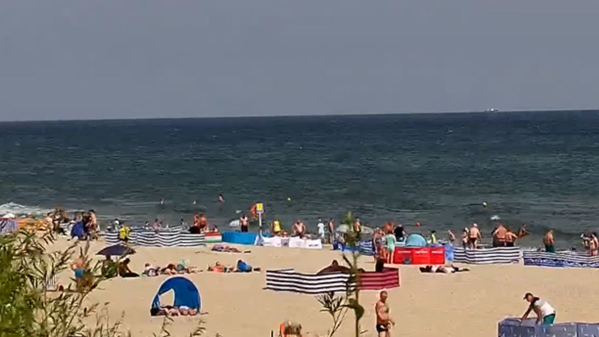 Na bałtyckich plażach coraz więcej turystów pojawia się z parawanami