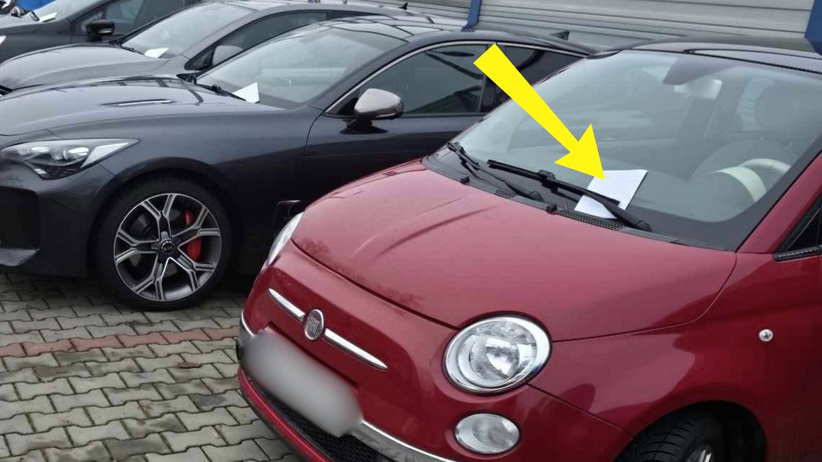 Karteczki za wycieraczkami. Zdenerwował się.