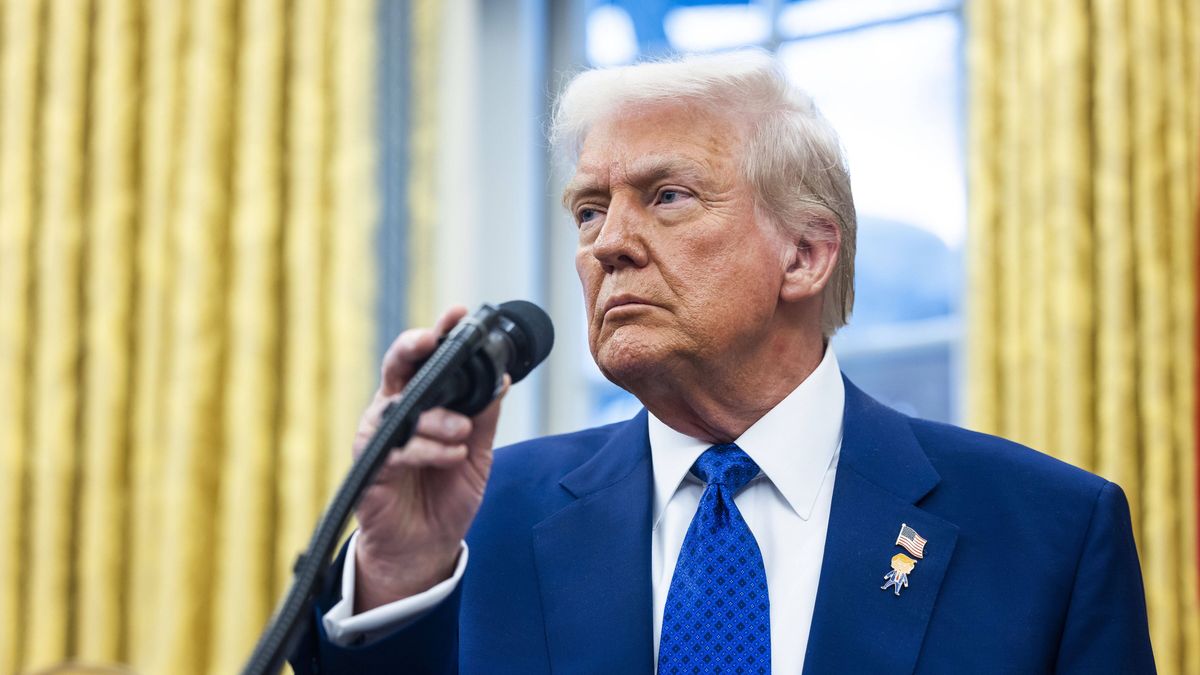 Tulsi Gabbard sworn in as Director of National Intelligence in the Oval Office
epa11891809 US President Donald Trump speaks to the media in the Oval Office of the White House in Washington, DC, USA, 12 February 2025.  Trump spoke after the swearing in of his nominee for Director of National Intelligence Tulsi Gabbard.  EPA/JIM LO SCALZO / POOL 
Dostawca: PAP/EPA.
JIM LO SCALZO / POOL
White House, Head of State, Oval office