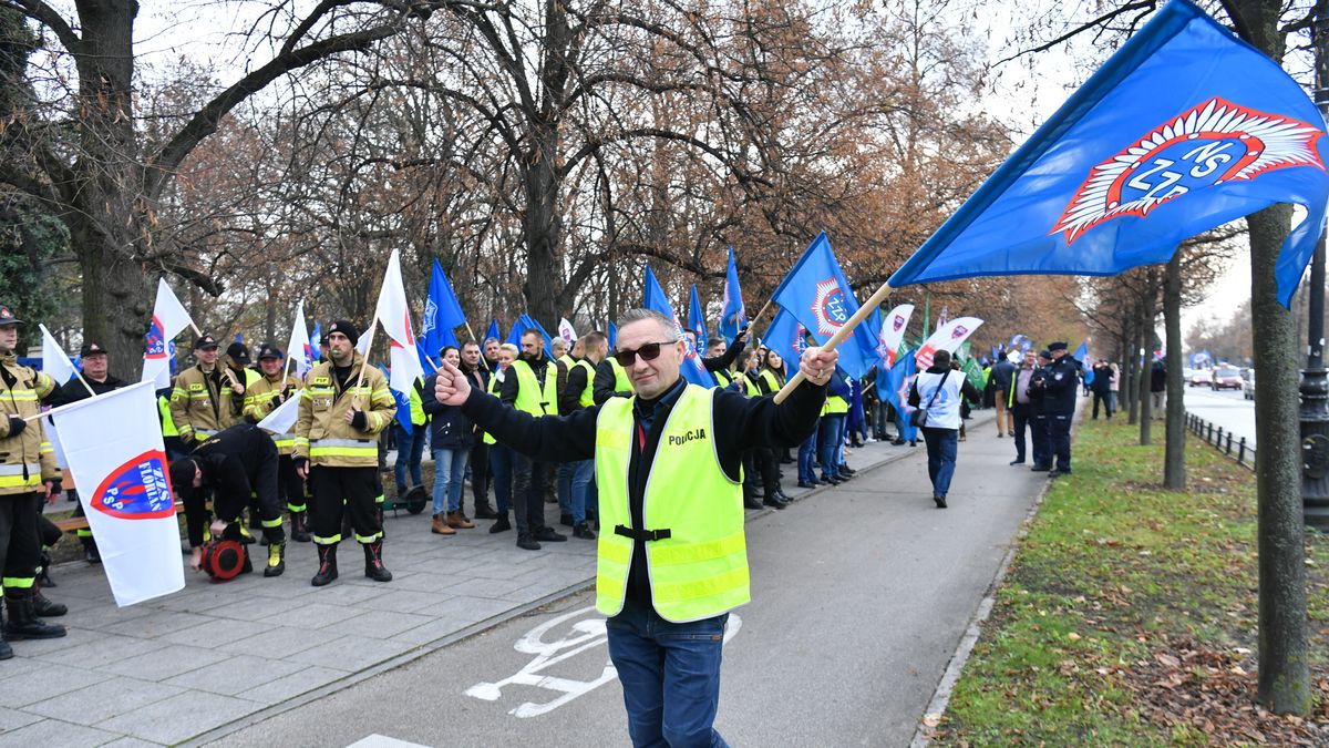 Manifestacja przedstawicieli służb mundurowych