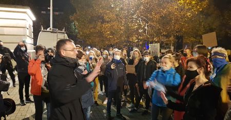 Do strajkujących kobiet wyszedł ksiądz. "Ja też jestem przeciwko PiS-owi"