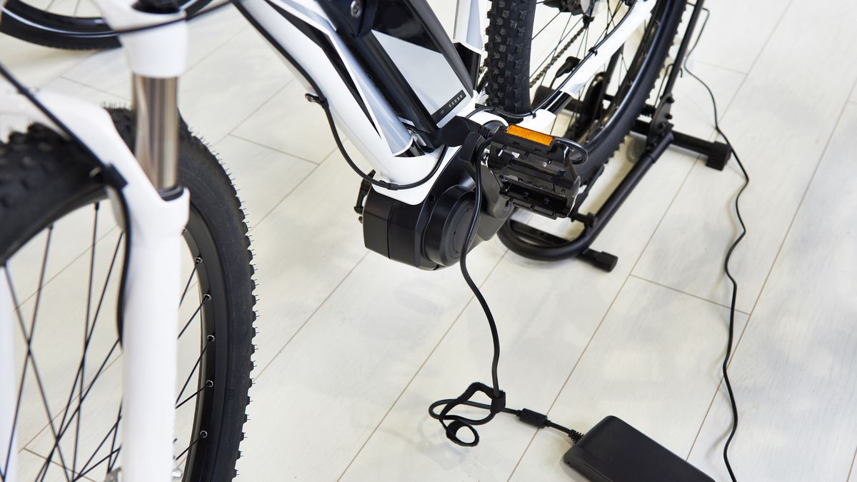 Zaletą rowerów elektrycznych jest bardzo prosty sposób ładowania – akumulator wystarczy podłączyć do domowego gniazda i przeważnie zostawić na kilka godzin. Najlepiej więc zaplanować wszystko na noc. To duża różnica choćby w porównaniu do samochodów elektrycznych wymagających specjalnych ładowarek.