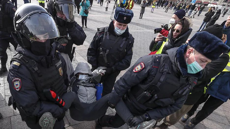 Walki na ulicach Petersburga. Jedna osoba zmarła.Źródło: PAP/EPA, fot: YURI KOCHETKOV