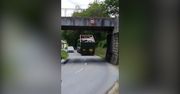 Kreatywny kierowca. Zmieścił hakowca pod wiaduktem