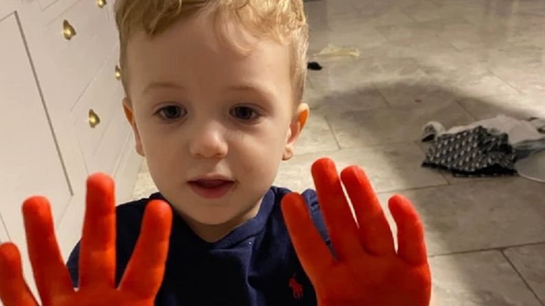 Oglądali film familijny. Dwulatek postanowił w tym czasie pomalować ściany. "Zakryłam usta dłońmi. Nie mogłam w to uwierzyć"