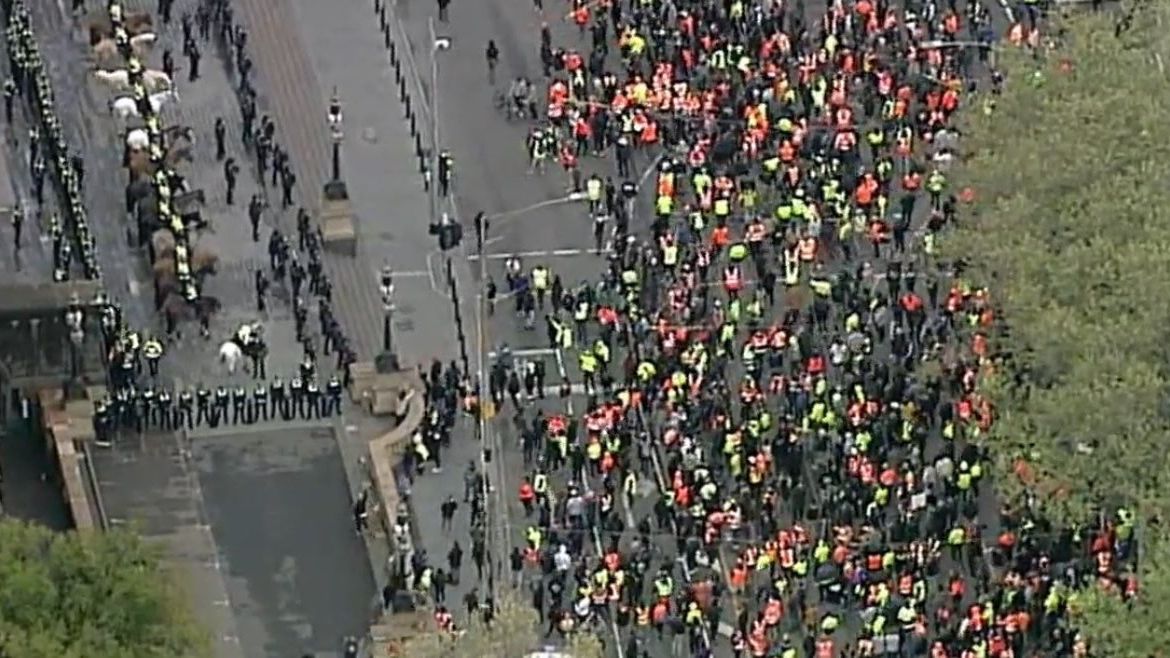 W Melbourne trwają protesty przeciwko szczepionkom i lockdownowi