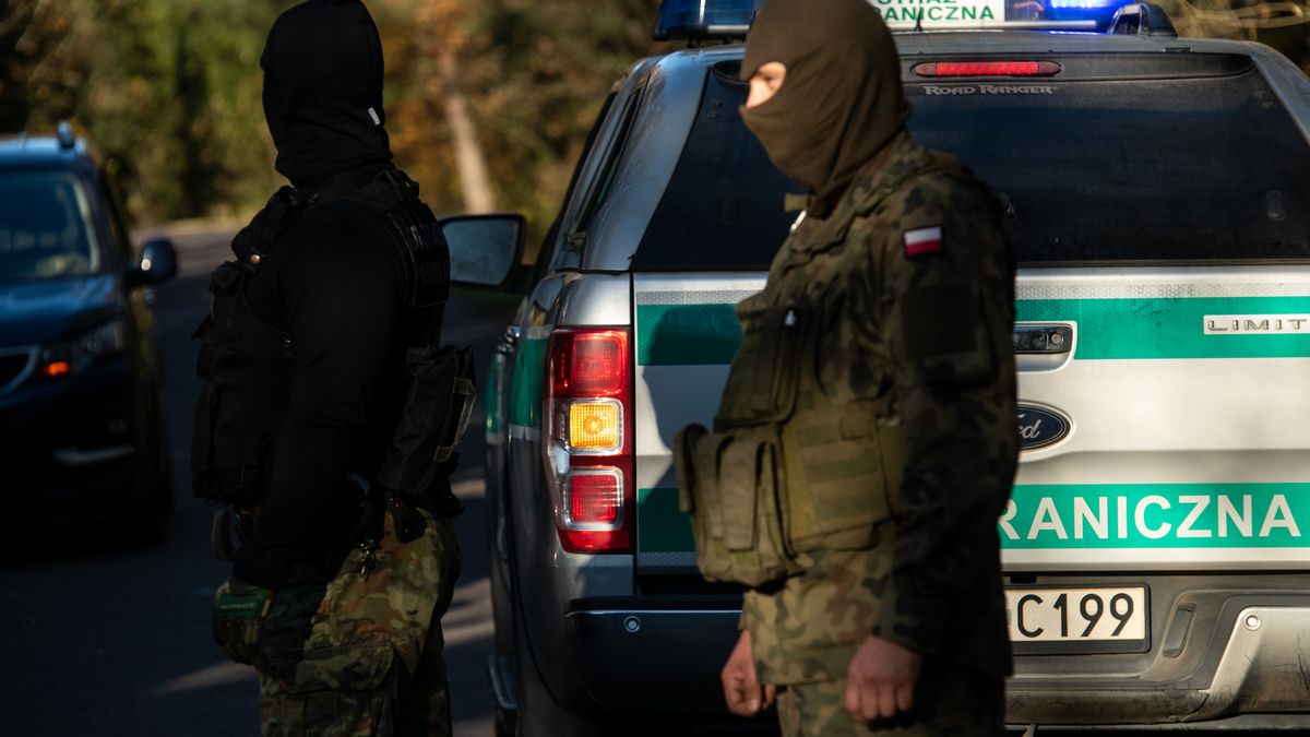 Medycy na granicy i aktywisci pomogli 8 migrantom z Somalii ktorzy nielegalnie przekroczyli bialorusko-polska granice
Okolica wsi Siemianowka, woj. podlaskie, 25.10.2021. Aktywisci pomogli 8 migrantom z Somalii, ktorzy nielegalnie przekroczyli granice bialorusko-polska. Lekarze z organizacji Medycy na granicy udzielili im pomocy medycznej, 4 osoby zostaly zabrane do szpitala w Hajnowce a pozostali do placowki Strazy Granicznej w Narewce. N/z funkcjonariusze SG i zolnierze,Image: 639820543, License: Rights-managed, Restrictions: , Model Release: no, Credit line: Michal Kosc / Forum
Michal Kosc / Forum
Siemianowka, uchodzcy, migranci, kryzys migracyjny, kryzys uchodzczy, nielegalna migracja, interwencja aktywistow, pomoc uchodzcom, las, w lesie, Somalijczycy, uchodzcy z Somalii, kryzys na granicy polsko-bialoruskiej, wschodnia granica Polski, granica Schengen, nielegalne przekroczenia granicy, Podlasie, granica z Bialorusia, sciana wschodnia, wschodnia Polska, Straz Graniczna, interwencja Strazy Granicznej, podlaskie, funkcjonariusz SG, straznik graniczny, zolnierz WOT, category_code_"pol;, category_code_def;"