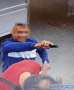 Siekiera i broń poszły w ruch. Akcja jak z filmu na stacji we Wrocławiu