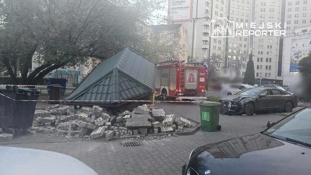 Warszawa: Kierująca Audi wjechała w wiatę śmietnikową