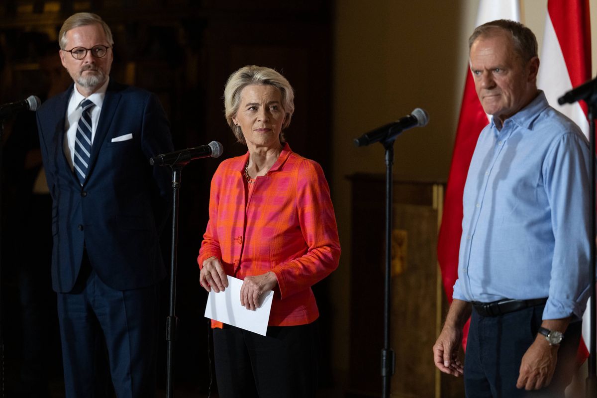 Przewodnicząca KE Ursula von der Leyen, premier Polski Donald Tusk i premier Czech Petr Fiala to politycy, którzy zgadzają się, że polityka unijna w zakresie migracji jest obecnie niewystarczająca