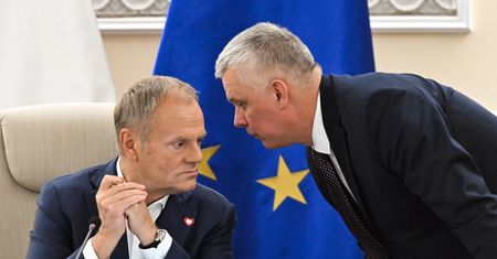 Pieniądze za wyjazd z Polski? Siemoniak: to się może nam opłacać