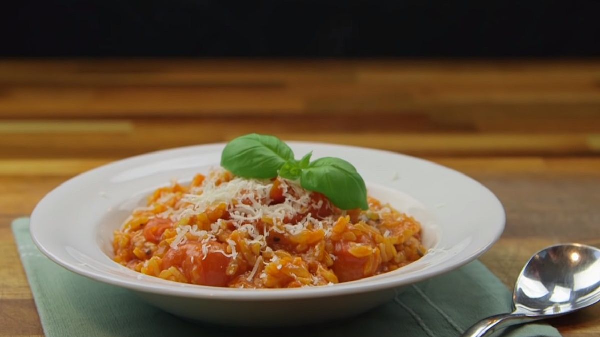 Risotto pomidorowe to idealny pomysł na szybki obiad.