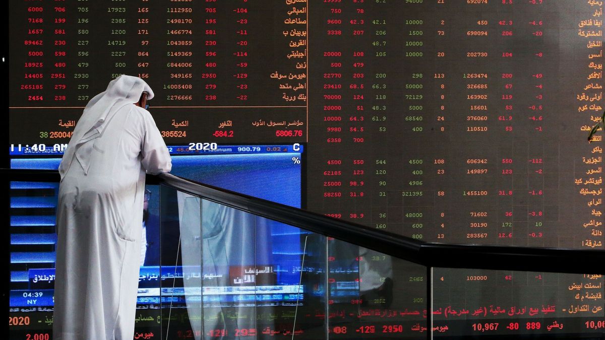 arch39
TOPSHOT - A Kuwaiti trader checks stock prices at Boursa Kuwait in Kuwait City, on March 8, 2020. - Kuwait Boursa authorities stopped trading after the Premier Index slumped 10 percent while the All-Shares index dived 8.4 percent, as shares in the energy-dependent Gulf plunged to multi-year lows after OPEC's failure to agree on a coronavirus action plan prompted fears of an all-out oil price war. (Photo by YASSER AL-ZAYYAT / AFP)
YASSER AL-ZAYYAT