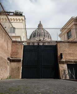 Złożenie ciała papieża w trumnie. Podano dokładną godzinę