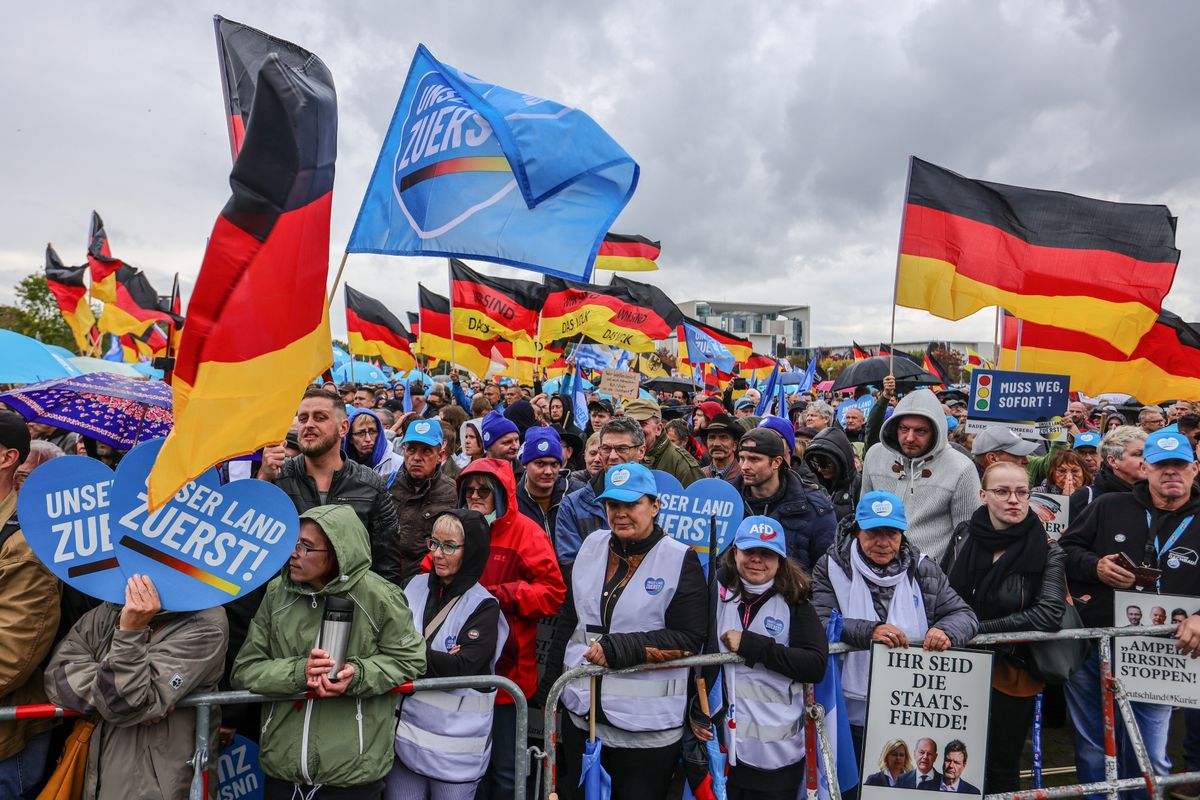 Niemcy protestujący w październiku 2022 roku przeciw działaniom rządu w demonstracji zwołanej przez prawicowe ugrupowanie Alternatywa dla Niemiec (AfD)