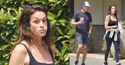 Naturalna Cindy Crawford maszeruje z mężem po Malibu i zajada się słodyczami