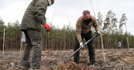 Pracowita niedziela. Andrzej Duda chwycił za łopatę