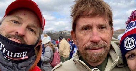 Chuck Norris musi się tłumaczyć. Chodzi o atak na Kapitol