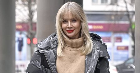 Agnieszka Woźniak-Starak szusuje na nartach. Jej zimowa stylizacja kosztowała krocie